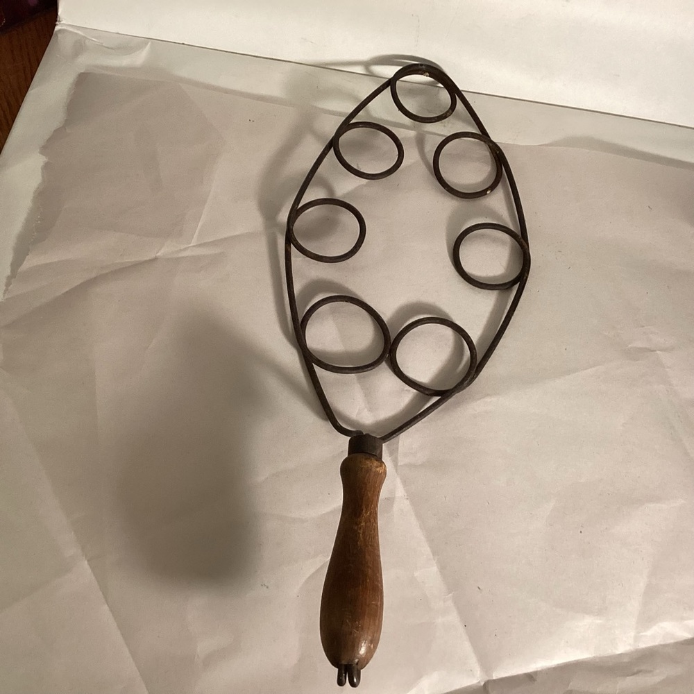 Vintage wire rug beater / feather tick beater